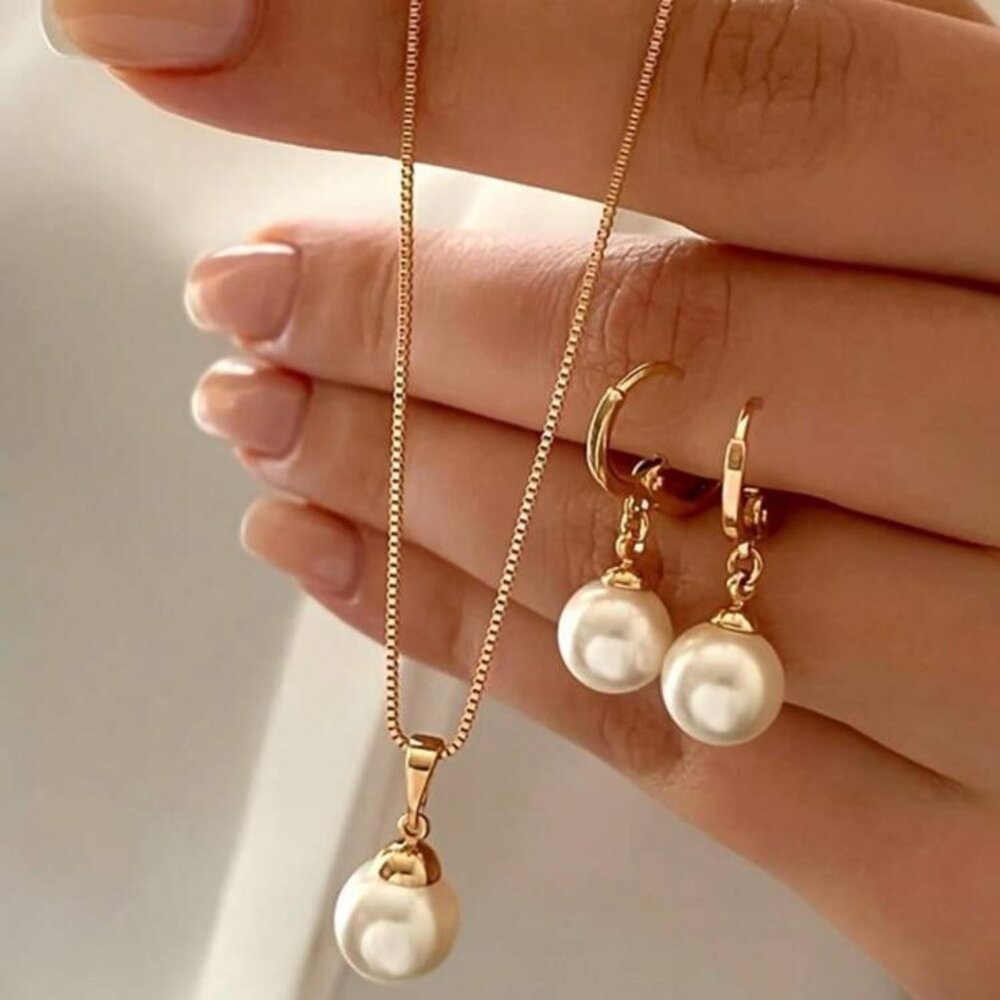Gold Pearl Pendant l Necklace - Picture 9 of 11